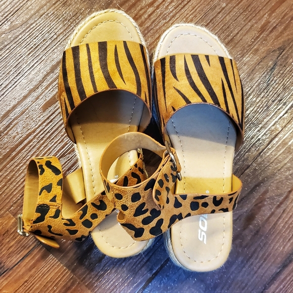 Soda Tiger/Cheetah Print Sandals 🐆 🐅 - Picture 3 of 5